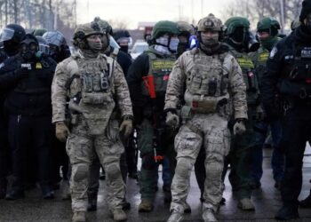 Trump aides ‘quietly whispering in his ear’ as dream scenario seen in MN chaos: analysts