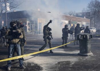 Police chief defies ICE as agents try to block local cops from latest Minneapolis shooting