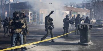 Police chief defies ICE as agents try to block local cops from latest Minneapolis shooting