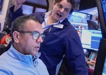 Wall Street flirts with record high as GM, UnitedHealth report earnings