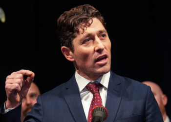 ‘Playing with fire!’ Trump hurls all-caps threat at Minneapolis mayor for resisting demand