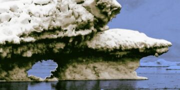 Scientists Scramble to Set Up Outpost on Rapidly Melting Glacier