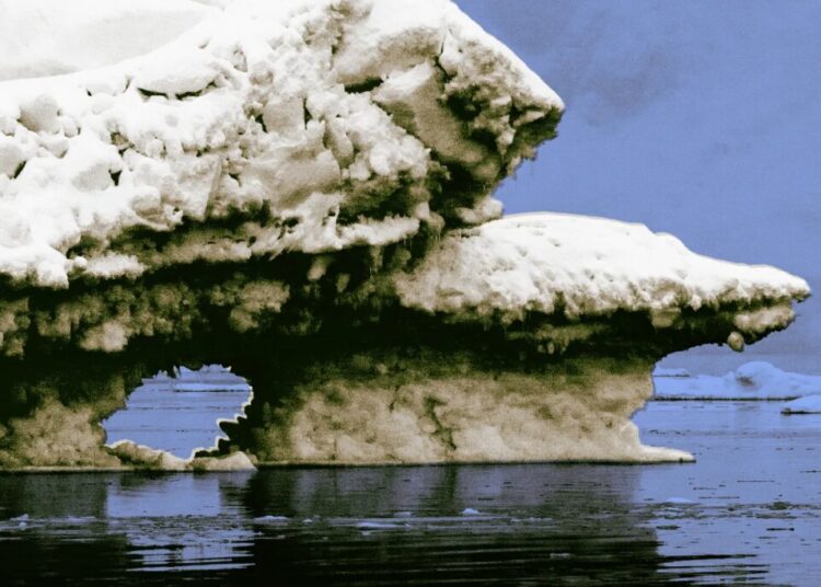 Scientists Scramble to Set Up Outpost on Rapidly Melting Glacier