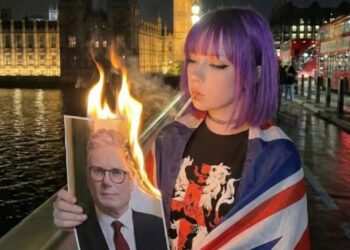 Far-Right Dweebs Are Getting Scammed by an AI-Generated Waifu