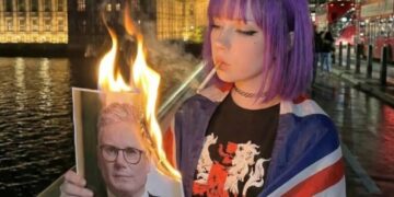 Far-Right Dweebs Are Getting Scammed by an AI-Generated Waifu