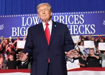 Watchdog warns Trump may be breaking records law with auto-deleting texts to leaders