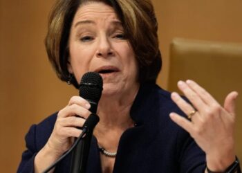 Amy Klobuchar to run for Minnesota governor with Tim Walz vacating seat