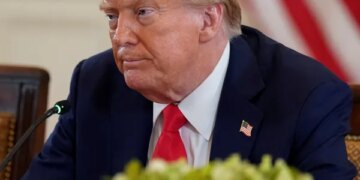 Trump uses photo of Dem senator to attack Alex Pretti after fatal DHS shooting