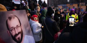 Justice Department opens a federal civil rights probe into the killing of Alex Pretti, with FBI leading the investigation