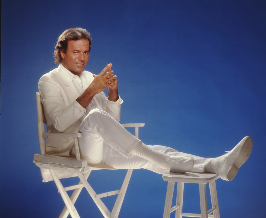 Julio Iglesias posing for a portrait in 1983.