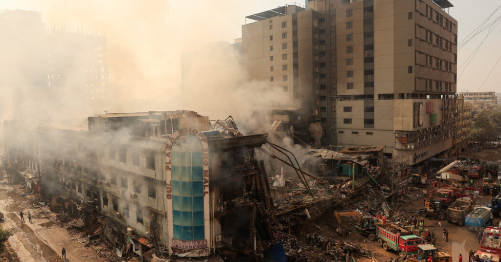 Slow Emergency Response Blamed in Deadly Fire That Tore Through Pakistani Mall