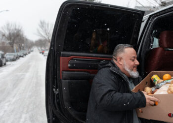 Volunteers in Minnesota Deliver Groceries So Immigrants Can Hide at Home