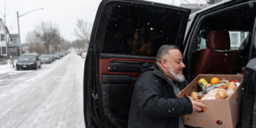 Volunteers in Minnesota Deliver Groceries So Immigrants Can Hide at Home