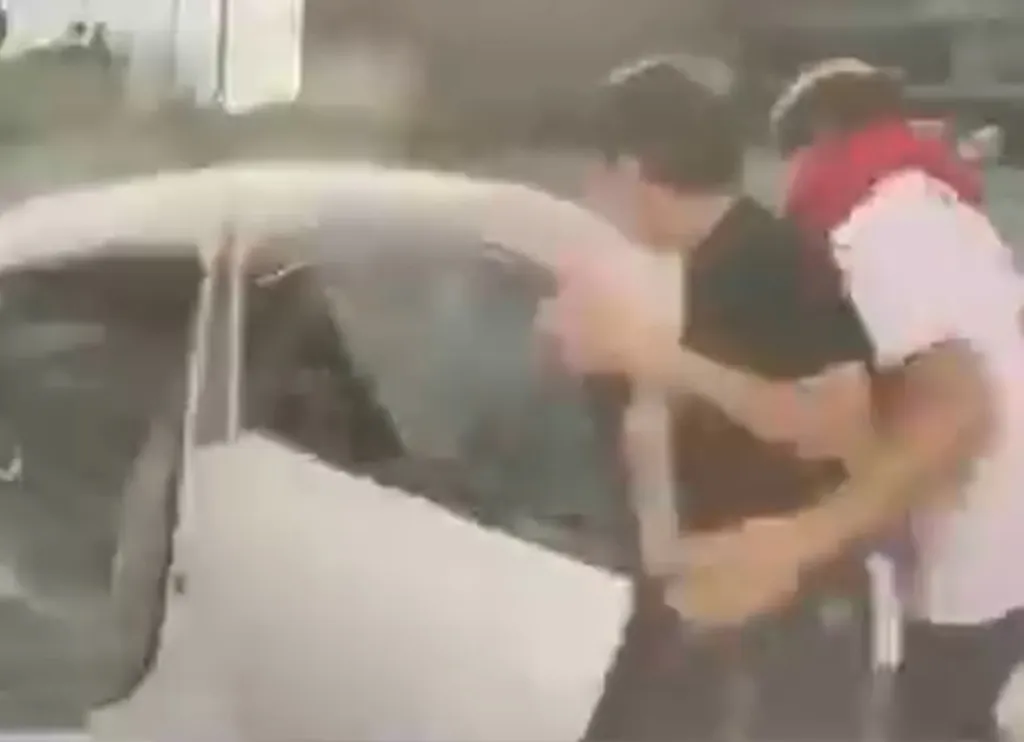 Still from a video showing Nicole Pardo Molina being abducted by two men.