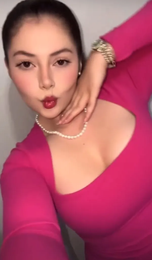 Nicole Pardo Molina, an influencer, posing in a pink dress and pearl necklace.