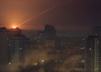 Fresh Russian Strikes Cut Heat to Thousands in Ukraine’s Freezing Capital