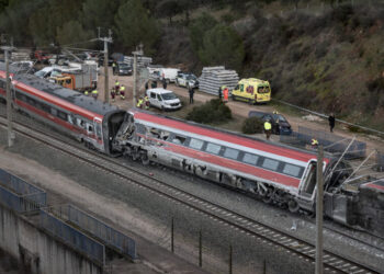 As Spain Mourns Train Crash Victims, Investigators Focus on Track