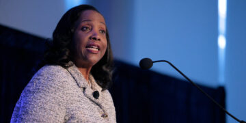 Supreme Court Considers Trump’s Attempt to Fire Fed Governor Lisa Cook