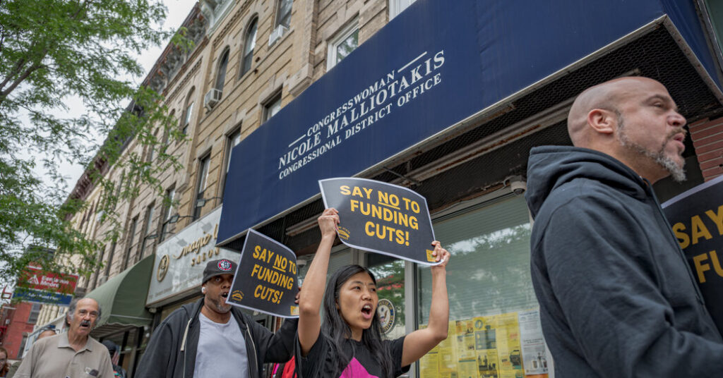 Judge Rules for Democrats in Push to Redraw N.Y.C. House District