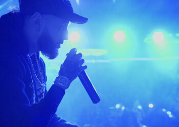 ‘Clika’ Review: Dreaming of the Stage