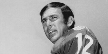 John Brodie, a Star Quarterback for the 49ers, Dies at 90