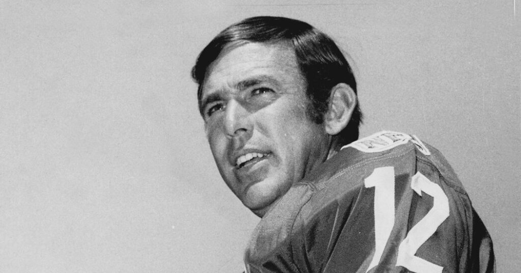 John Brodie, a Star Quarterback for the 49ers, Dies at 90