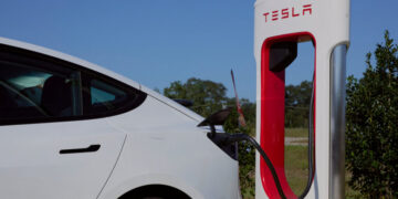 Tesla Profit Slumps, but Investors May Not Care