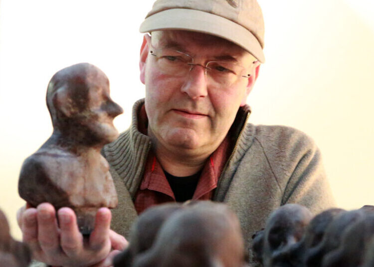 Björn Roth, Steward of an Expansive Family Art Practice, Dies at 64