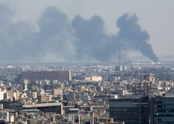 Trump Warns Iran With Military Muscle, but Risks a Regional War