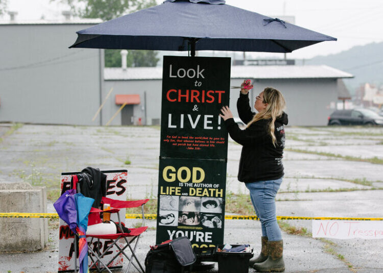 What to Know About the ‘Abortion Clinic’ Law Being Used to Charge Don Lemon