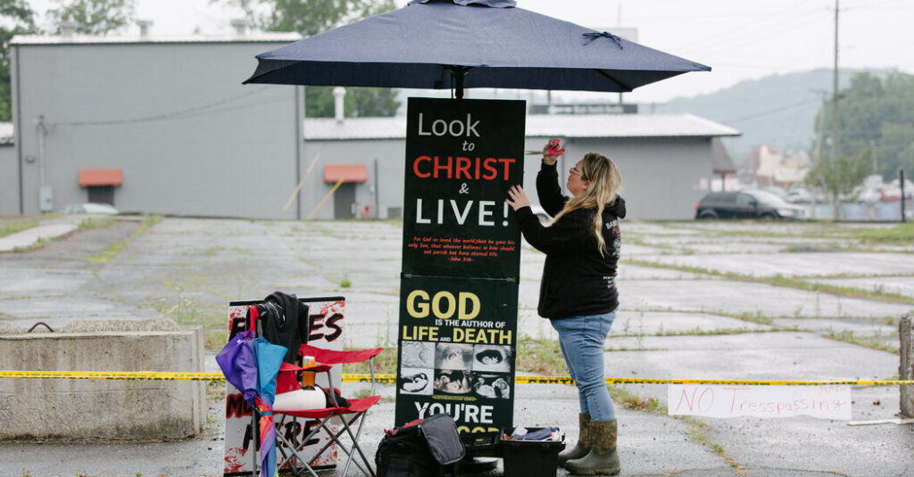 What to Know About the ‘Abortion Clinic’ Law Being Used to Charge Don Lemon