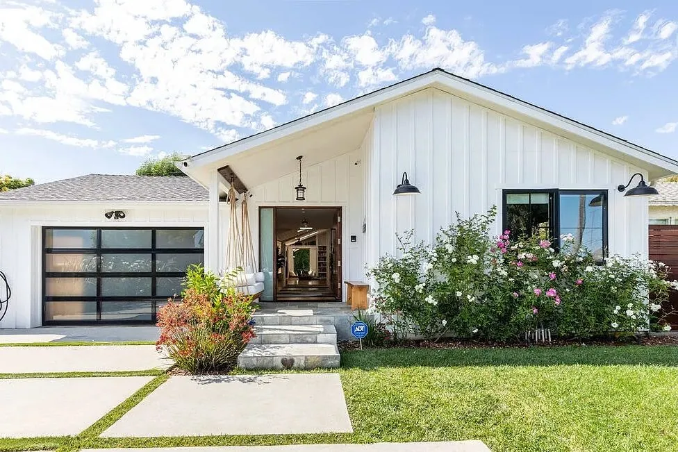 The Baldoni's still maintain a 2,000 square feet Los Angeles home. 