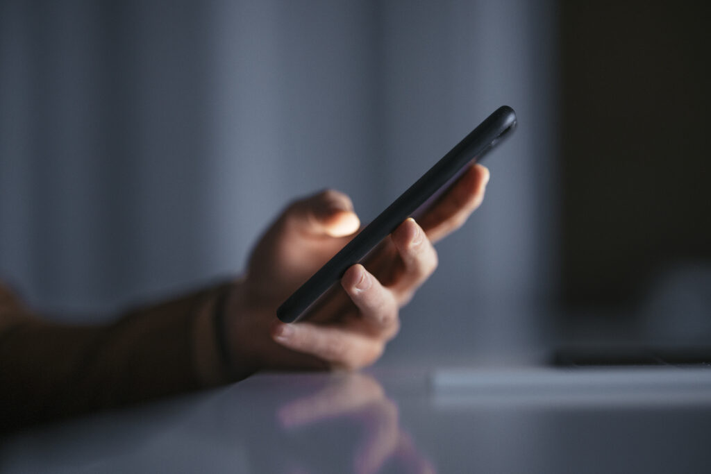 Congressional staffer allegedly stole 240 cell phones from government