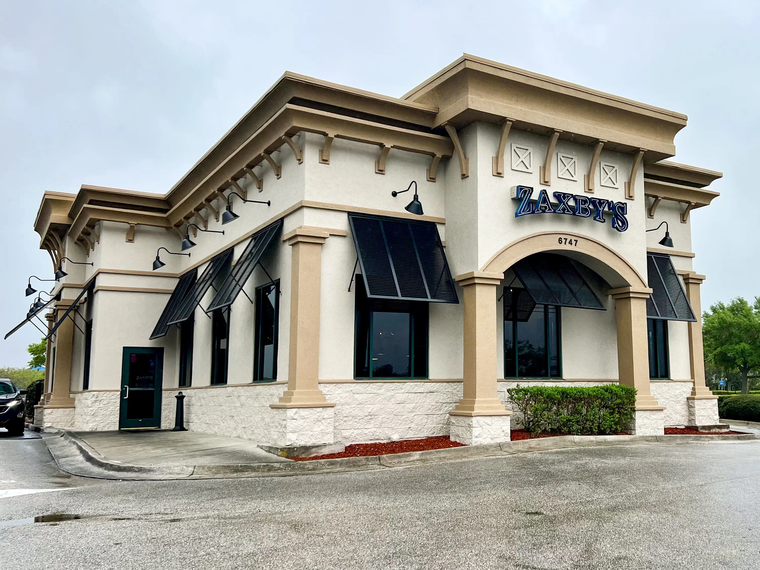 The exterior of a Zaxby's restaurant.