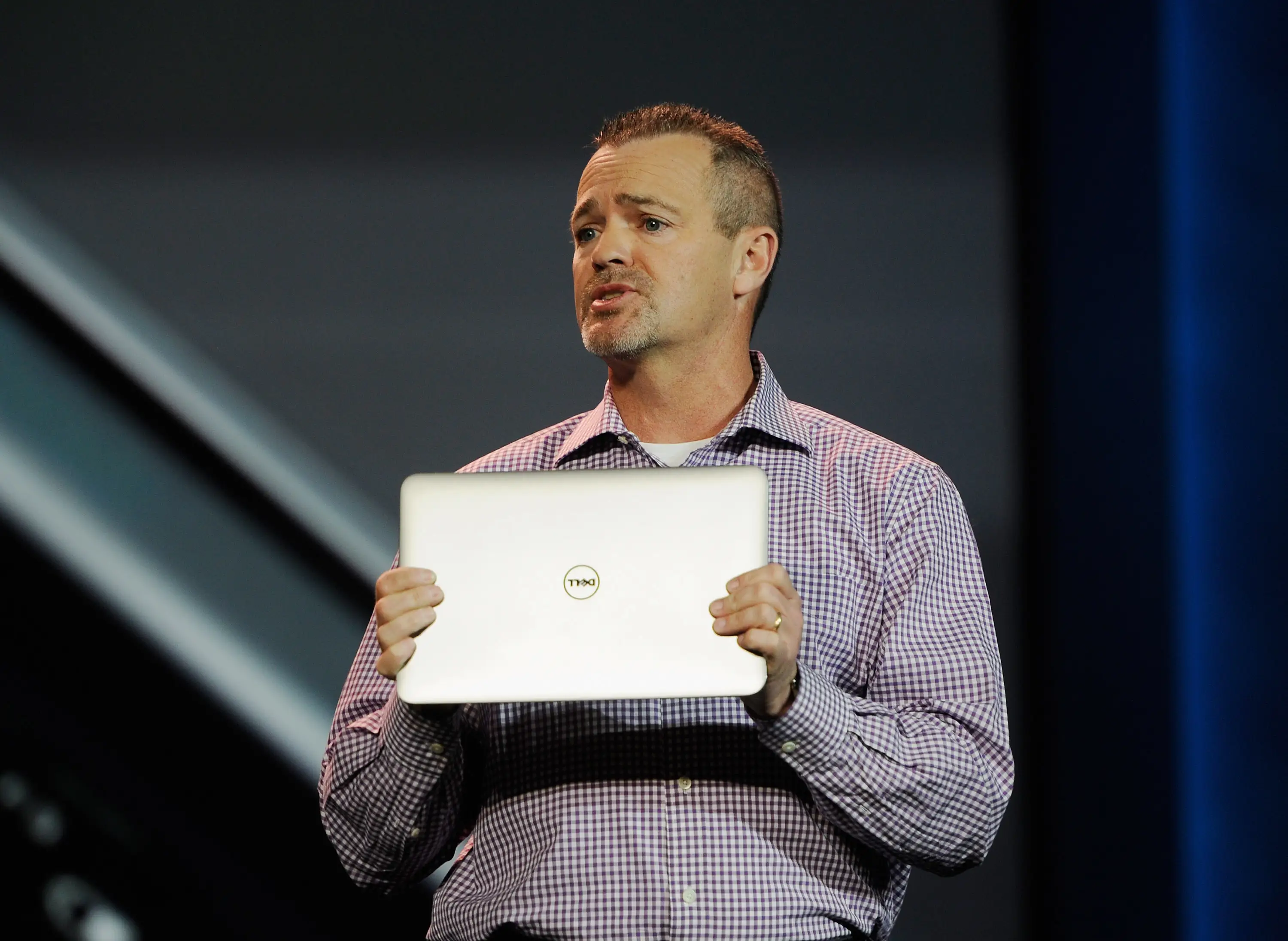 Jeff Clarke holds a Dell laptop