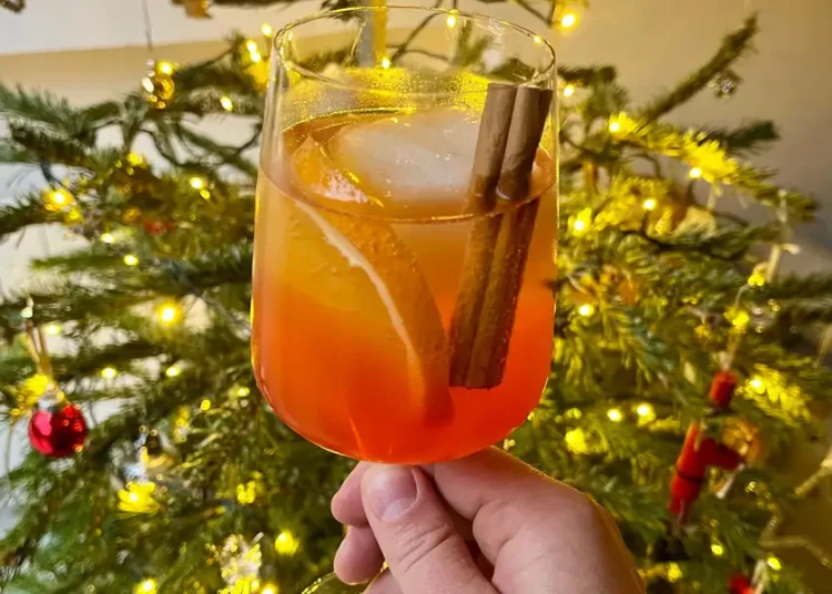 My favorite dietitian-approved spritz is just 4 ingredients — and it can be made with or without alcohol