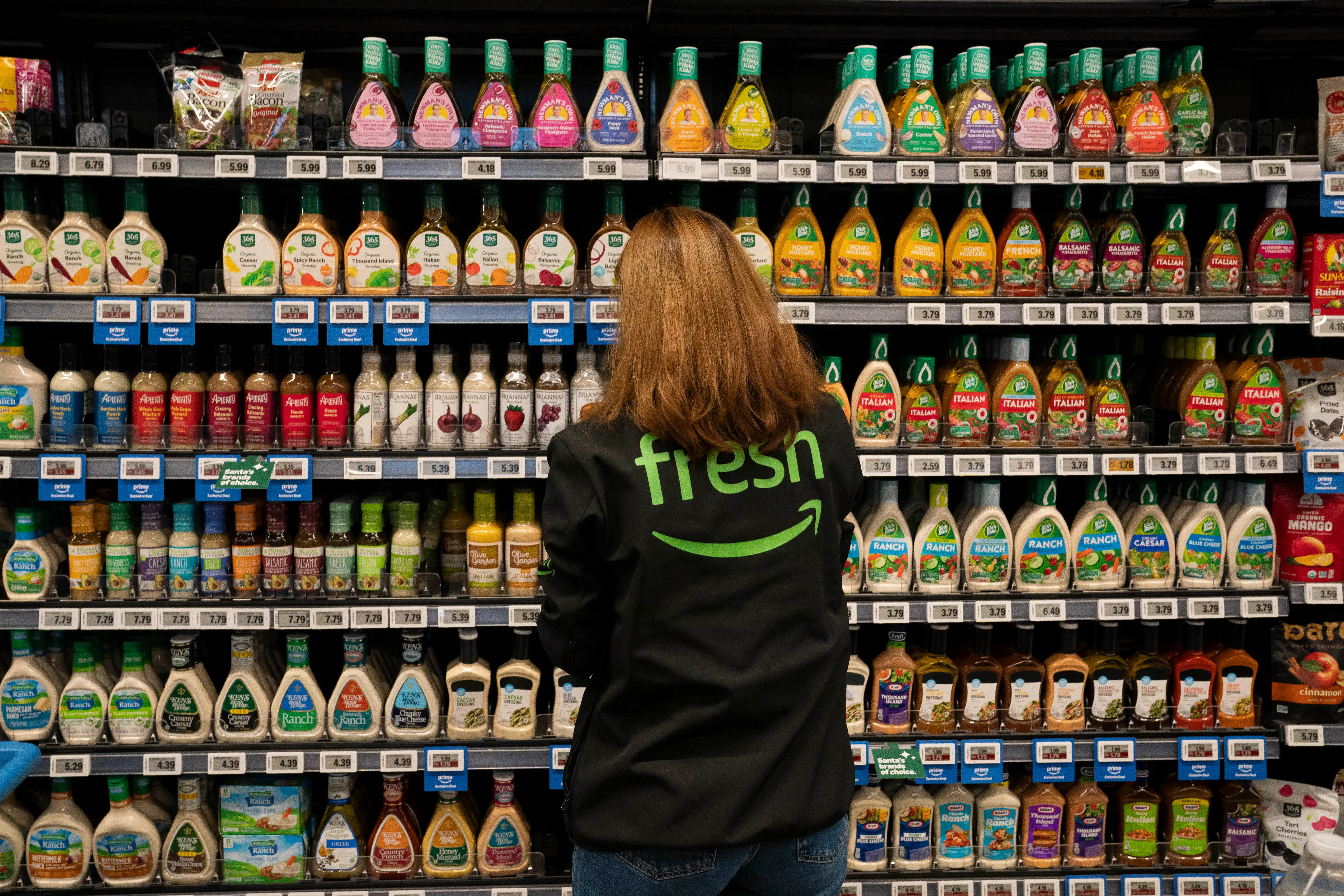 An Amazon employee at its Fresh grocery store