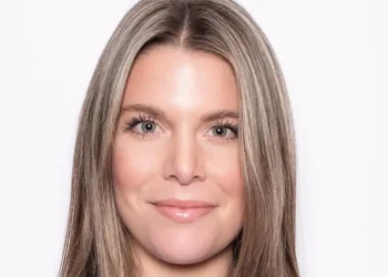 I was told to cover my shoulders at my first finance job. Now I share tips about how to dress at work.