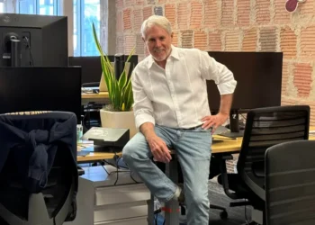 I’m a 69-year-old startup founder and former PayPal and Intuit CEO. I bike to work, take midday naps in my closet, and use index cards to stay organized.