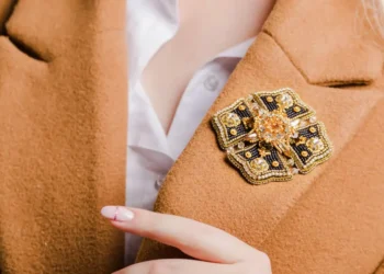 4 jewelry trends that are in this year and 2 that are out, according to stylists and jewelers