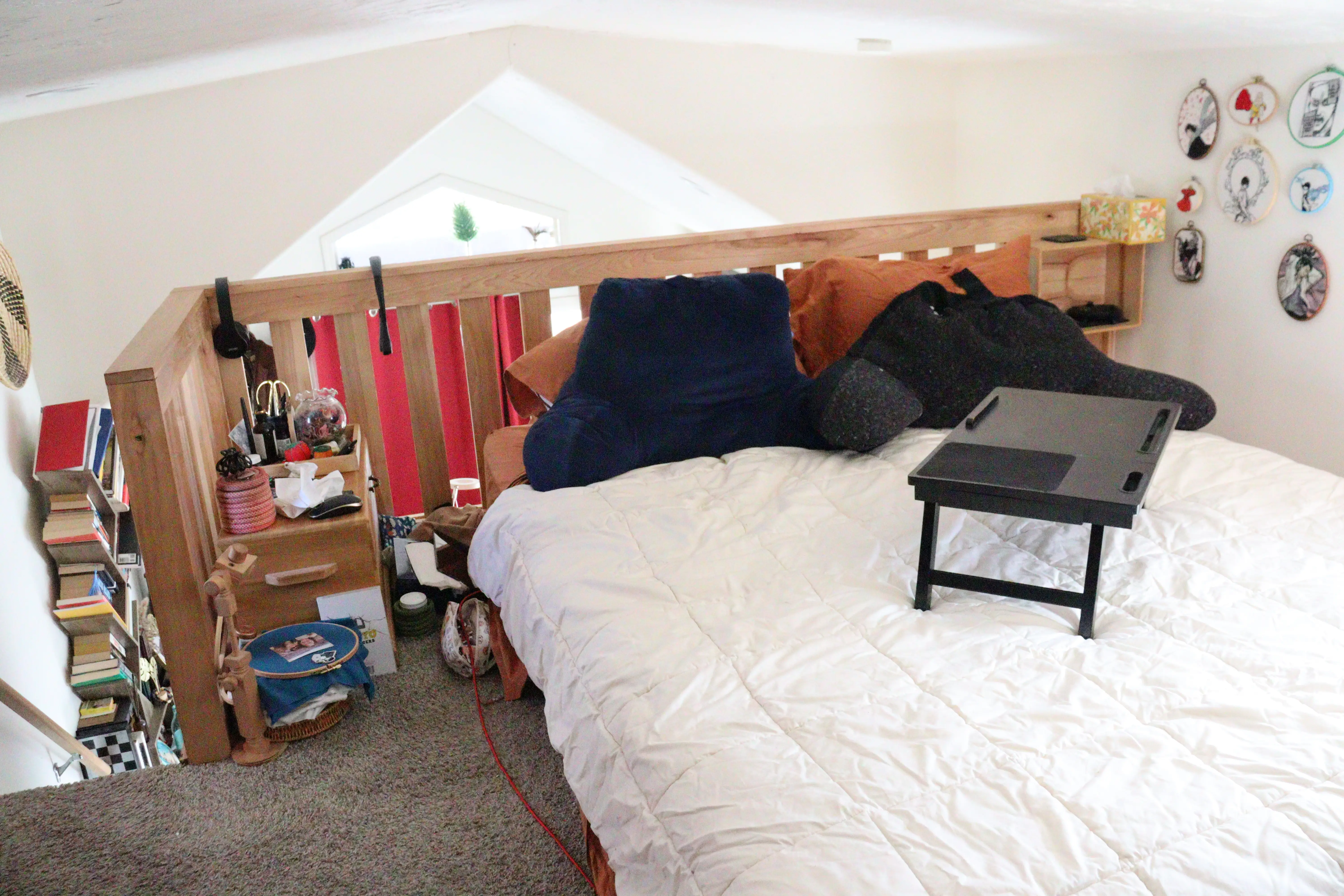 Bed w ith tray table, railing behind it