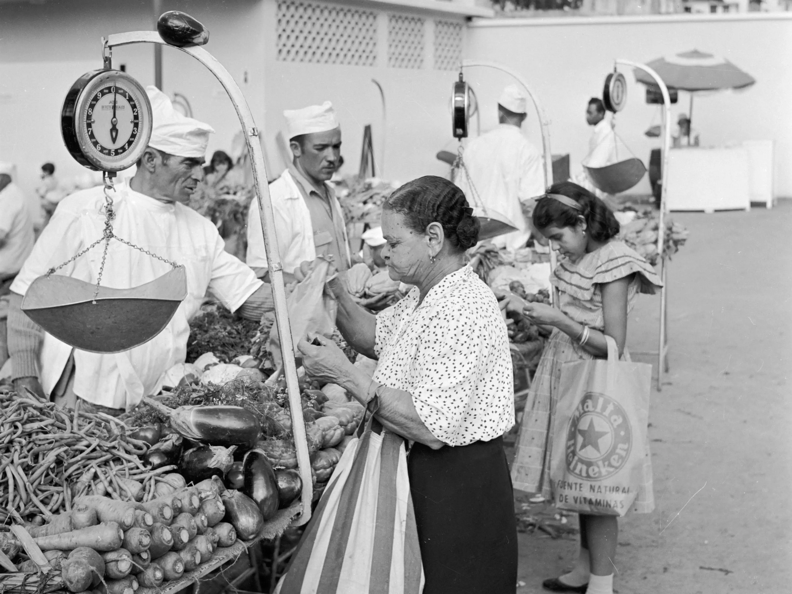 circa 1955: A food stall on an open-air market in Caracas, Venezuela.