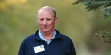 Berkshire Hathaway’s new CEO has a much higher salary than Warren Buffett did