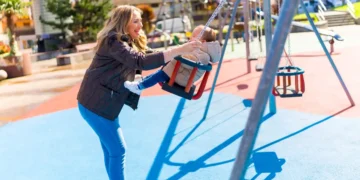 When my friends moved to the suburbs, I decided to raise my kids in Chicago. Being an urban mom was the best choice.