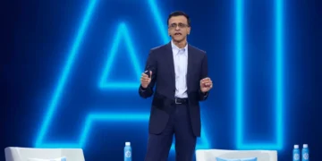 Snowflake’s CEO says people often fall into 2 camps when it comes to AI &mdash; and both are wrong