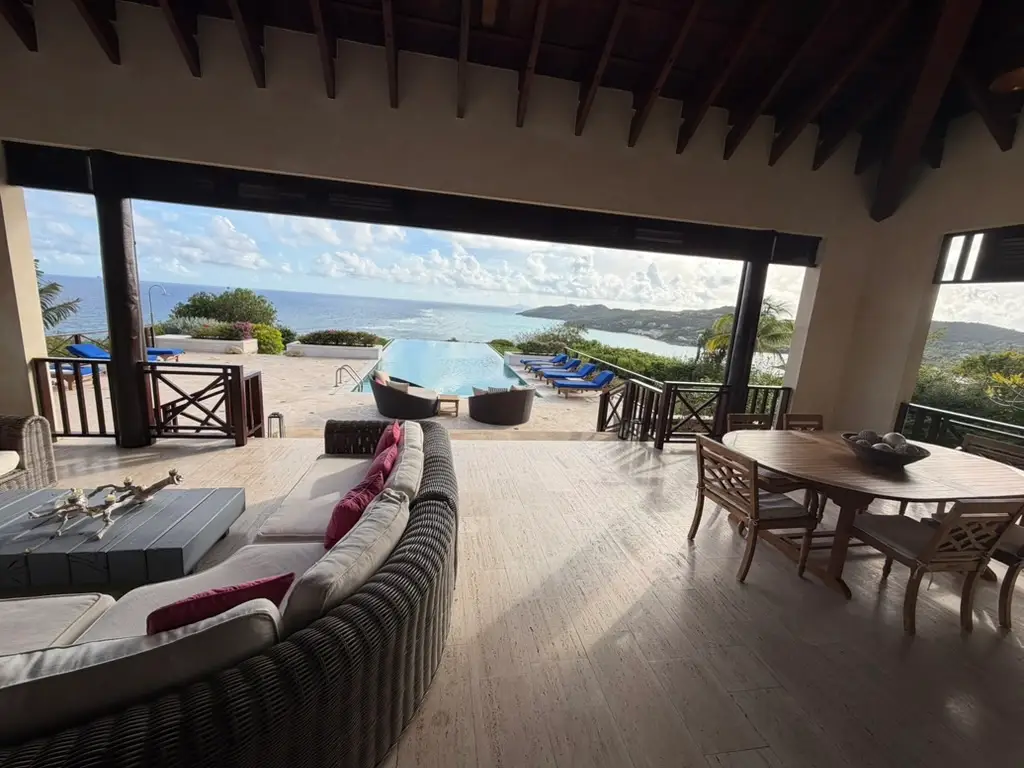 villa with open-air views of beach