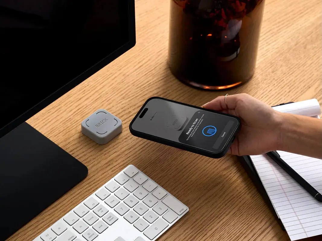 Person using Brick app