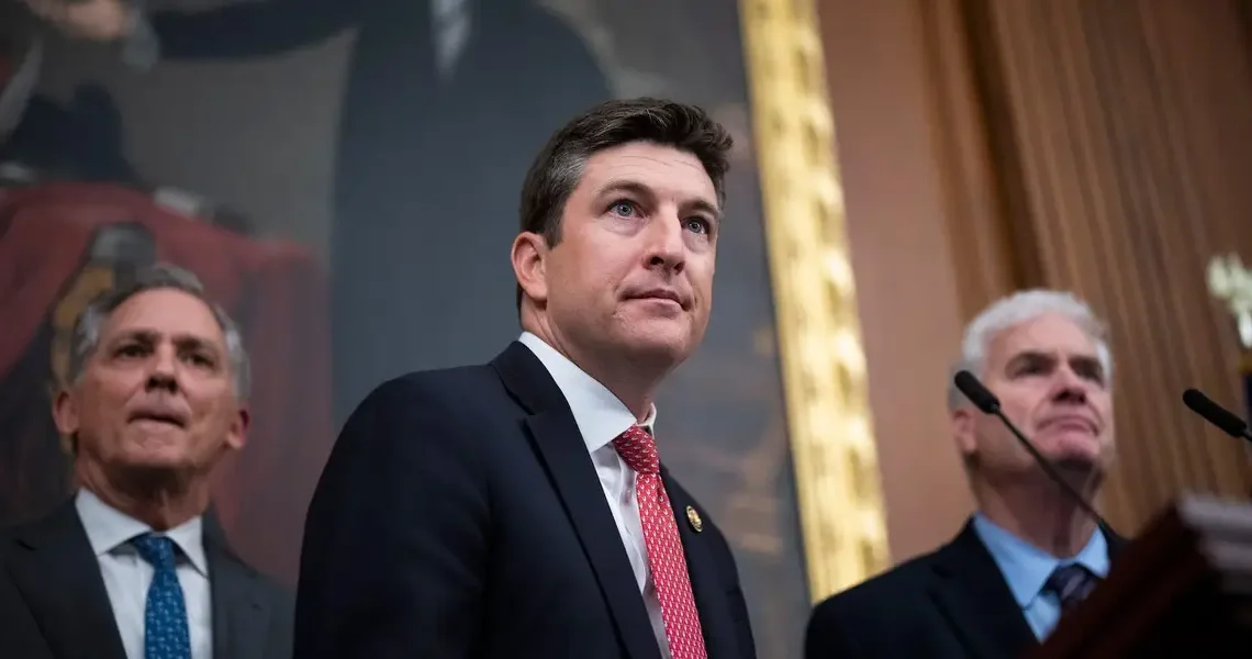 Lawmakers would get to hold onto their stocks under a new GOP-backed trading ban bill