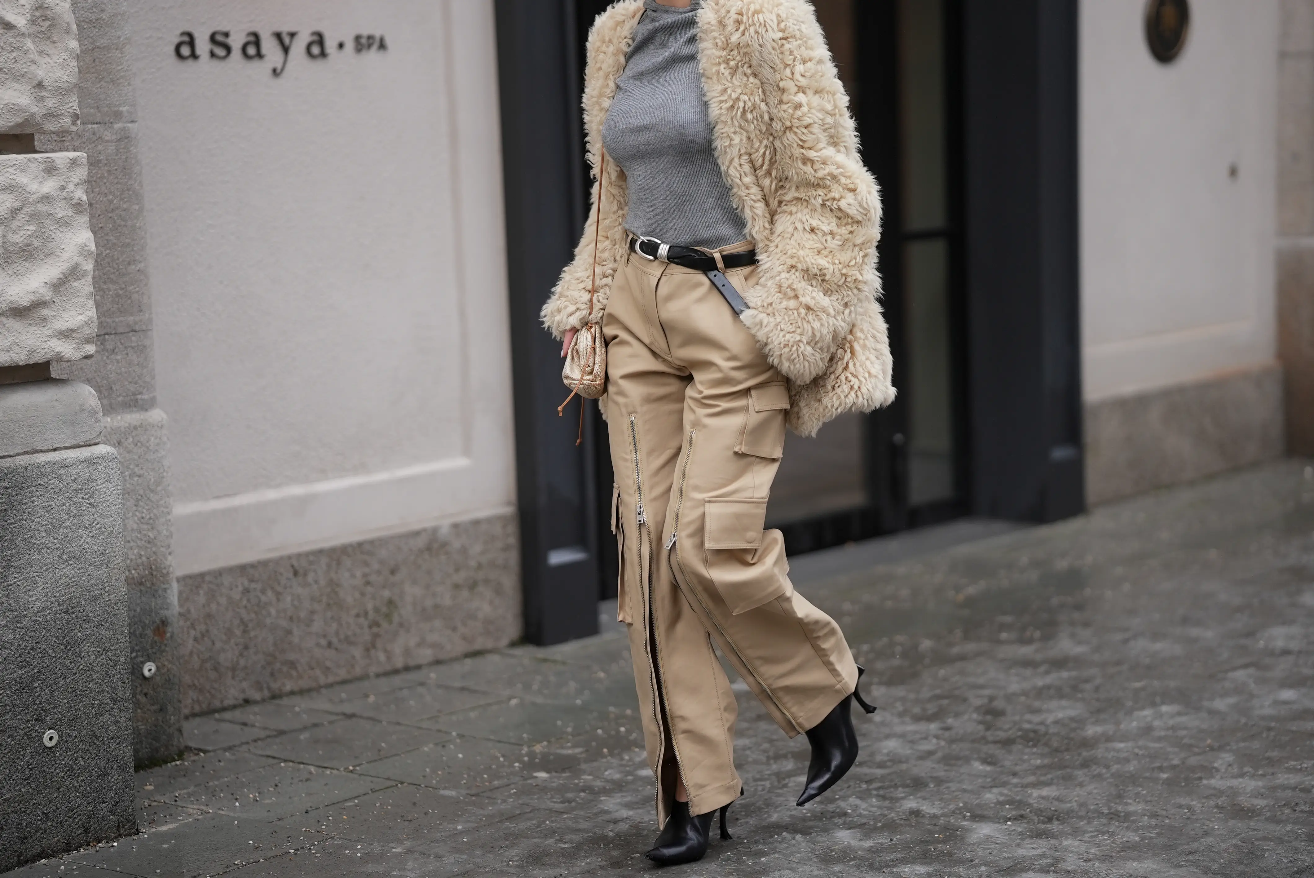 Cargo pants with fur coat, heeled boots