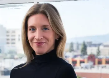 A millennial who hit a 7-figure net worth after quitting corporate life to be a content creator explains how to make money online